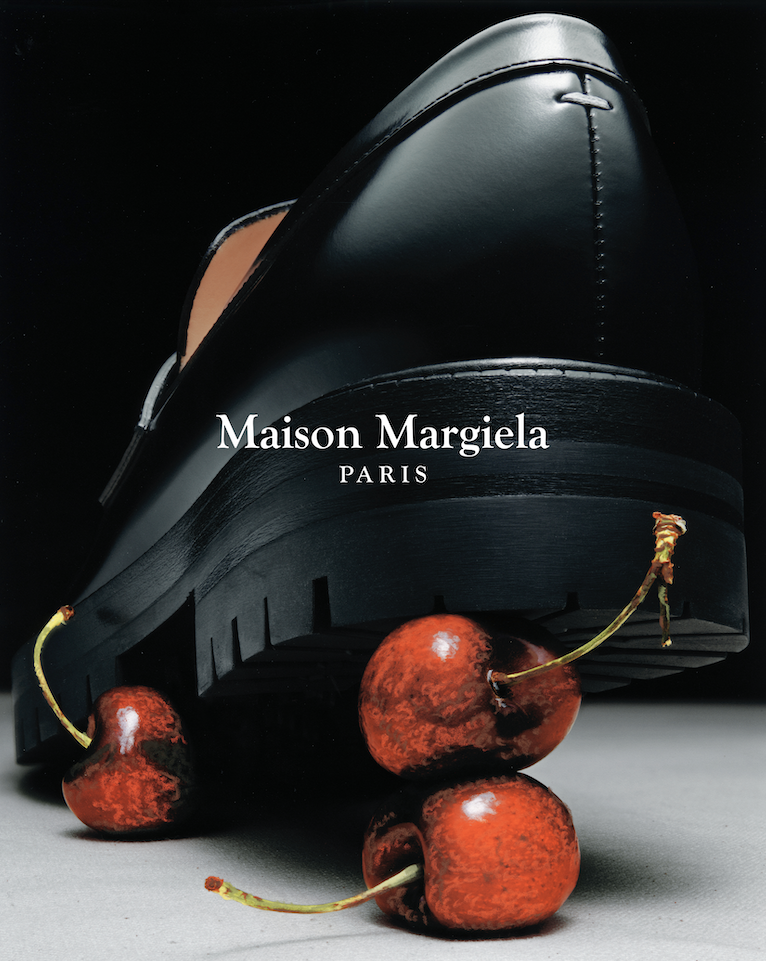 Margiela, @Achille Laplante Le Brun. Un jeu de tension chromatique et structurel qui réinterprète l’empreinte historique de la chaussure Margiela et la fragilité du fruit. 