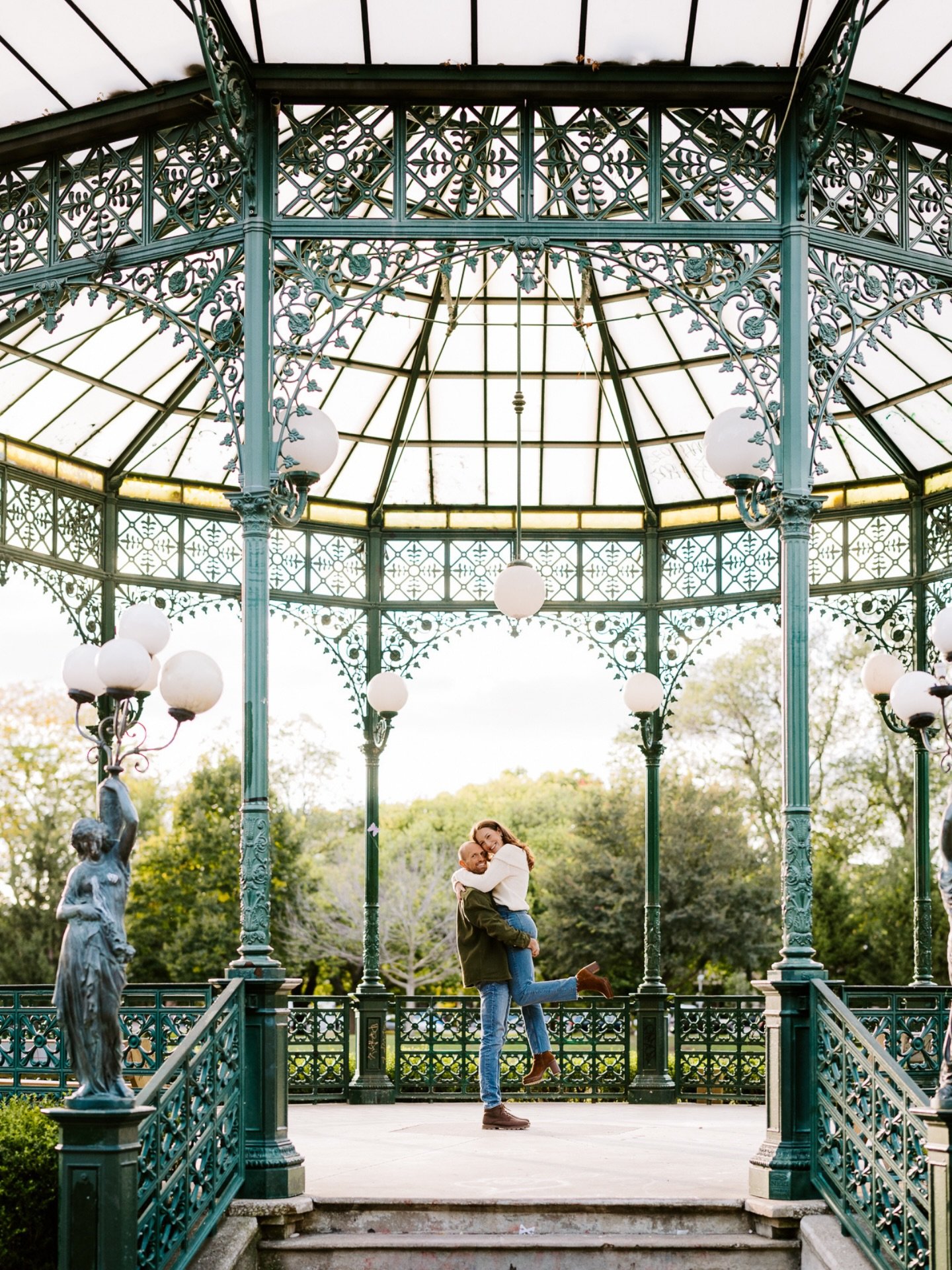 Erin + Ryan decided they wanted their engagement session somewhere that meant something to them and what more perfect place than the park right down the street from there home 🫶🏻🫶🏻

And too perfect ending with some photos on their home steps with