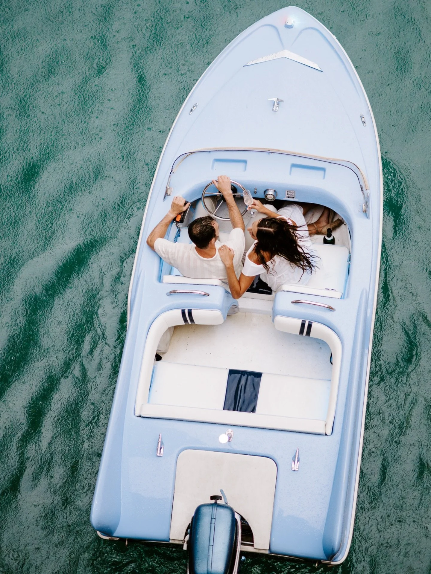 Continuing the ~fun activities to do for your engagement session~ RETRO BOAT RIDE on the Chicago River!!!! These were some of my favvv engagement sessions last year because HOW FUN!!! A little date night cruising down the river while getting some cut