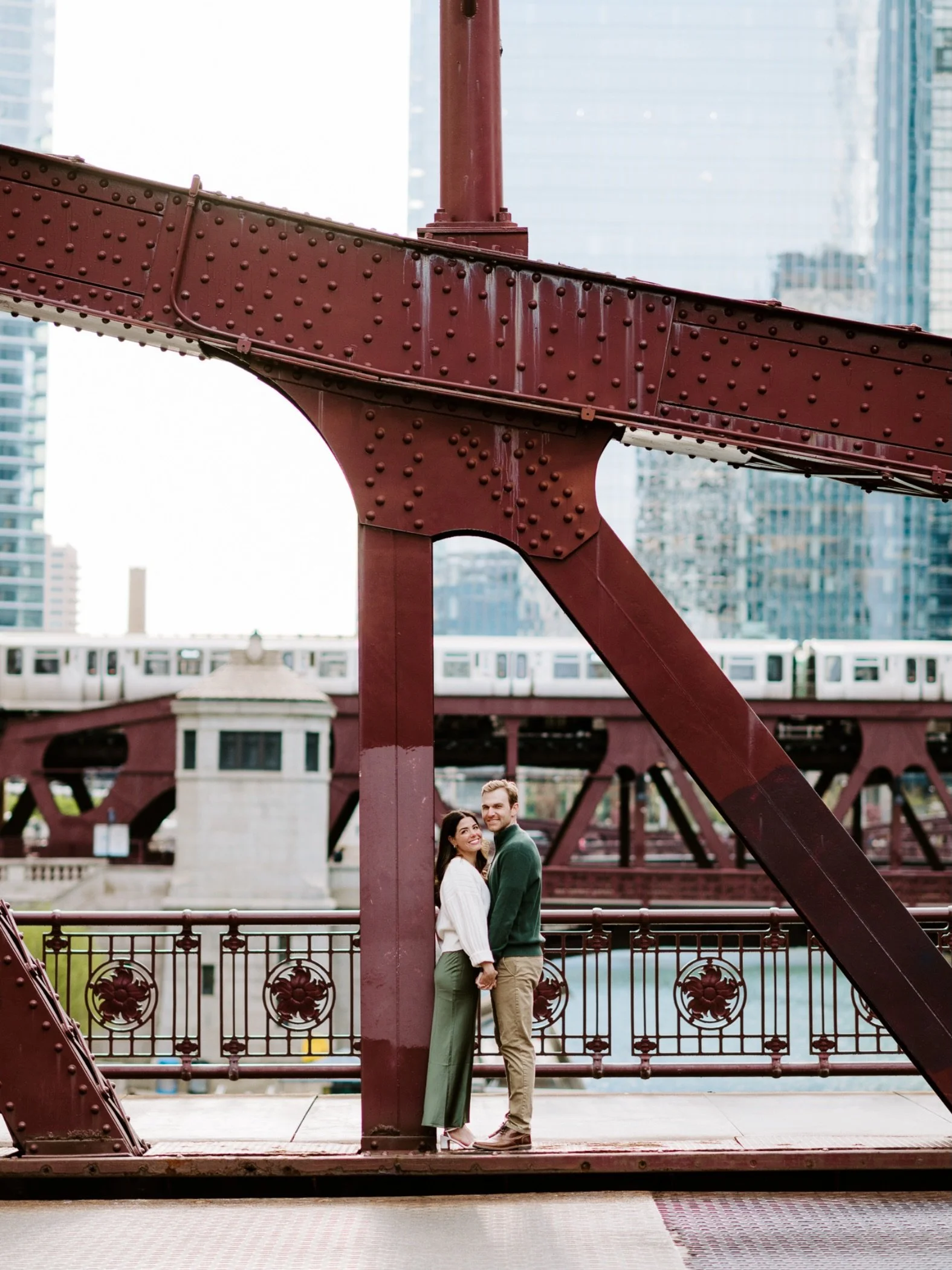 Oh how I loveeeee a classic Chicago Riverwalk engagement sesh!!!! Part 2 of Amanda + Tyler 🫶🏻

#riverwalk #chicagoriver #chicagoengagementphotographer #chicago #river