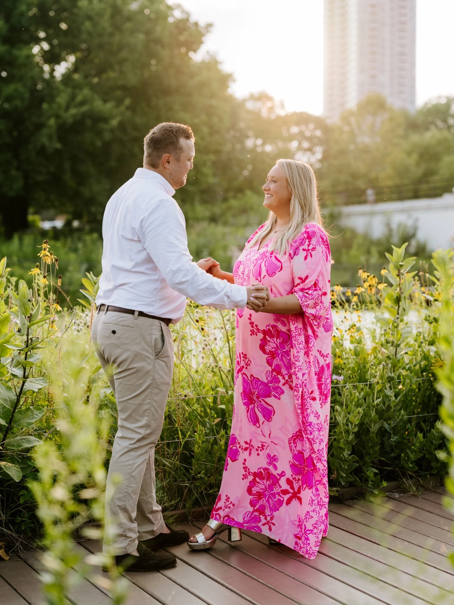 Savannah + Rob!! Part 1 at the Lincoln Park Nature Boardwalk. The second me and Savannah got on a video call I knewwww we were going to have the best time during their engagement photos and on their wedding day.

Cannot wait for their River Roast wed