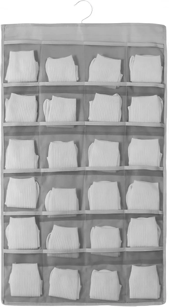 Diverse verpakte witte kousen in een doorzichtig plastic opbergdoos met meerdere vakken.