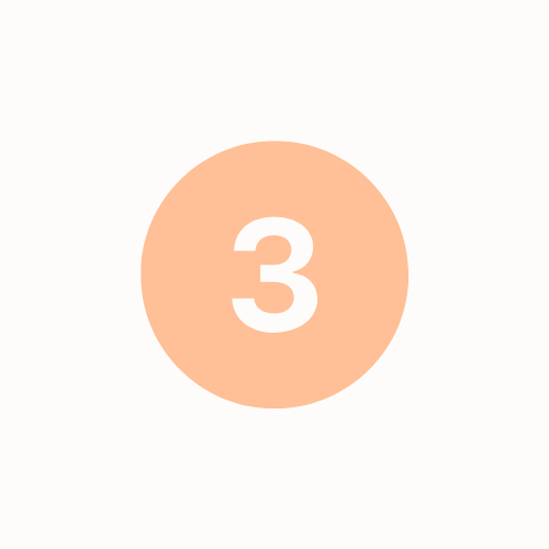 Een cirkel met een lichtoranje achtergrond en de witte tekst '3' in het midden.