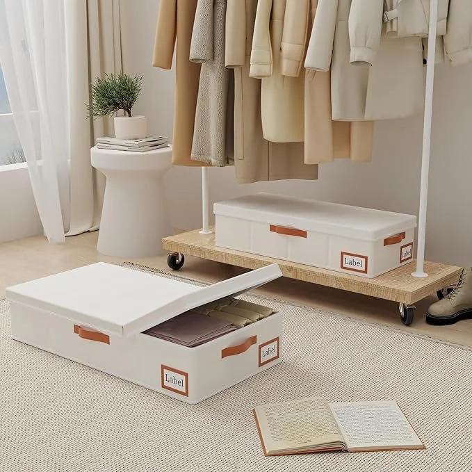 Kastjes en dozen voor opbergruimte in een woning, met kleren en accessoires zichtbaar.