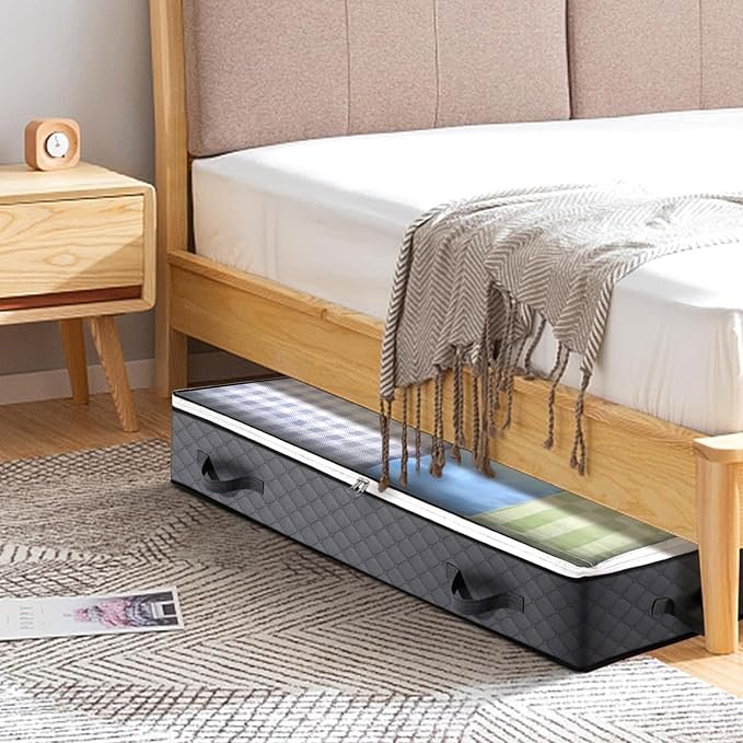 Vouwbed onder een bed, met een opgevouwen matras en een plaid die over de rand hangt.