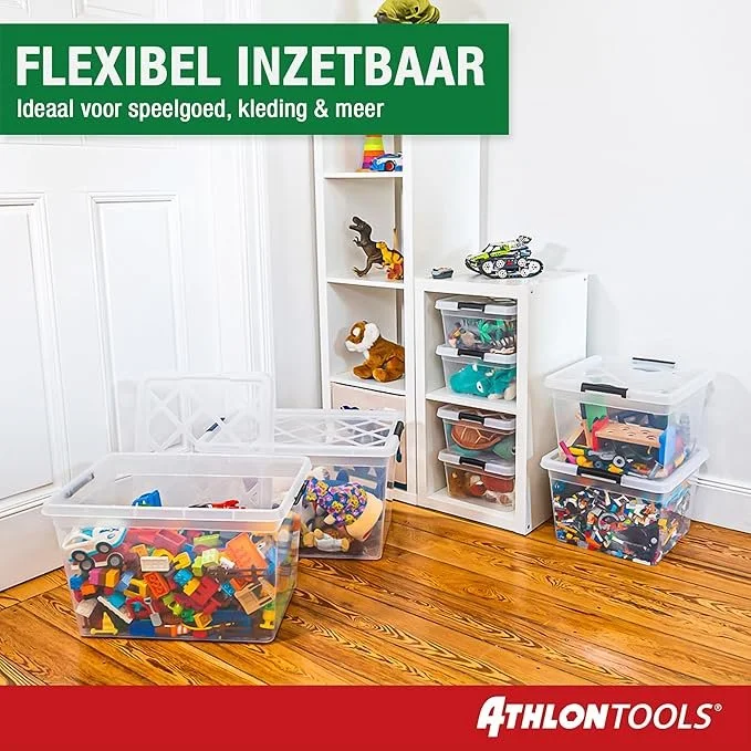 Een speelgoedkamer met opbergruimte en plastic bakken gevuld met bouwstenen en speelgoed. Er staat een wit rek met speelgoed en een bord met tekst 'Flexibel Inzetbaar' en 'Ideaal voor speelgoed, kleding & meer'.
