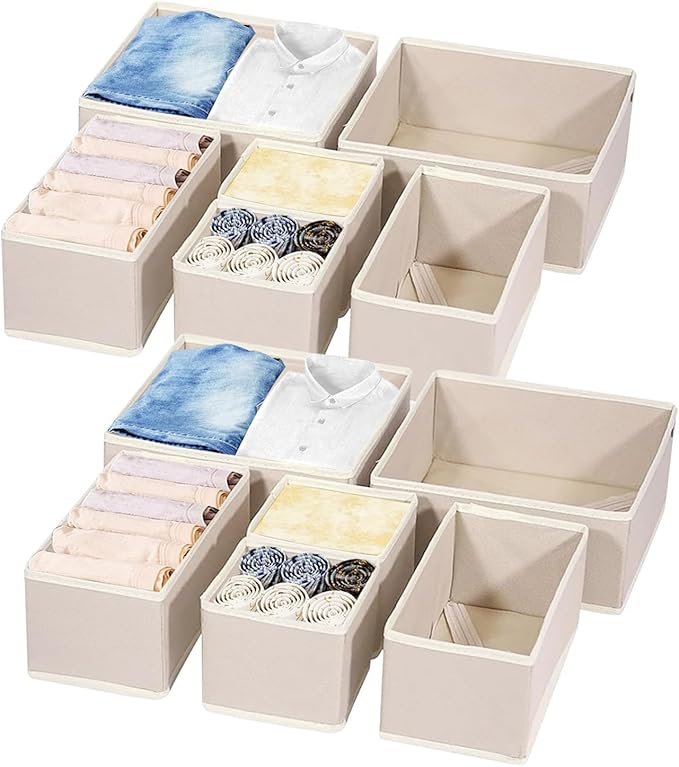 Twee sets van opbergdozen met kleding en accessoires, elk met kleding, sokken, en sieraden, uitgestald op een witte achtergrond.