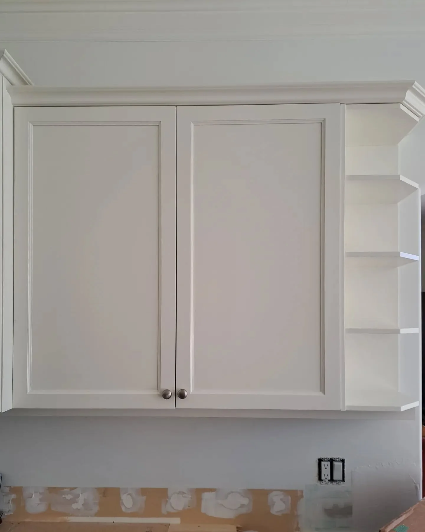 We all have kitchen cabinets, that's a fact, but do we all have kitchen cabinets that look like this, or are they old, smitchen, smabnets?
#paintlife #painteranddecorator #paintingcompany #kitchenmakeover #kitchencabinets