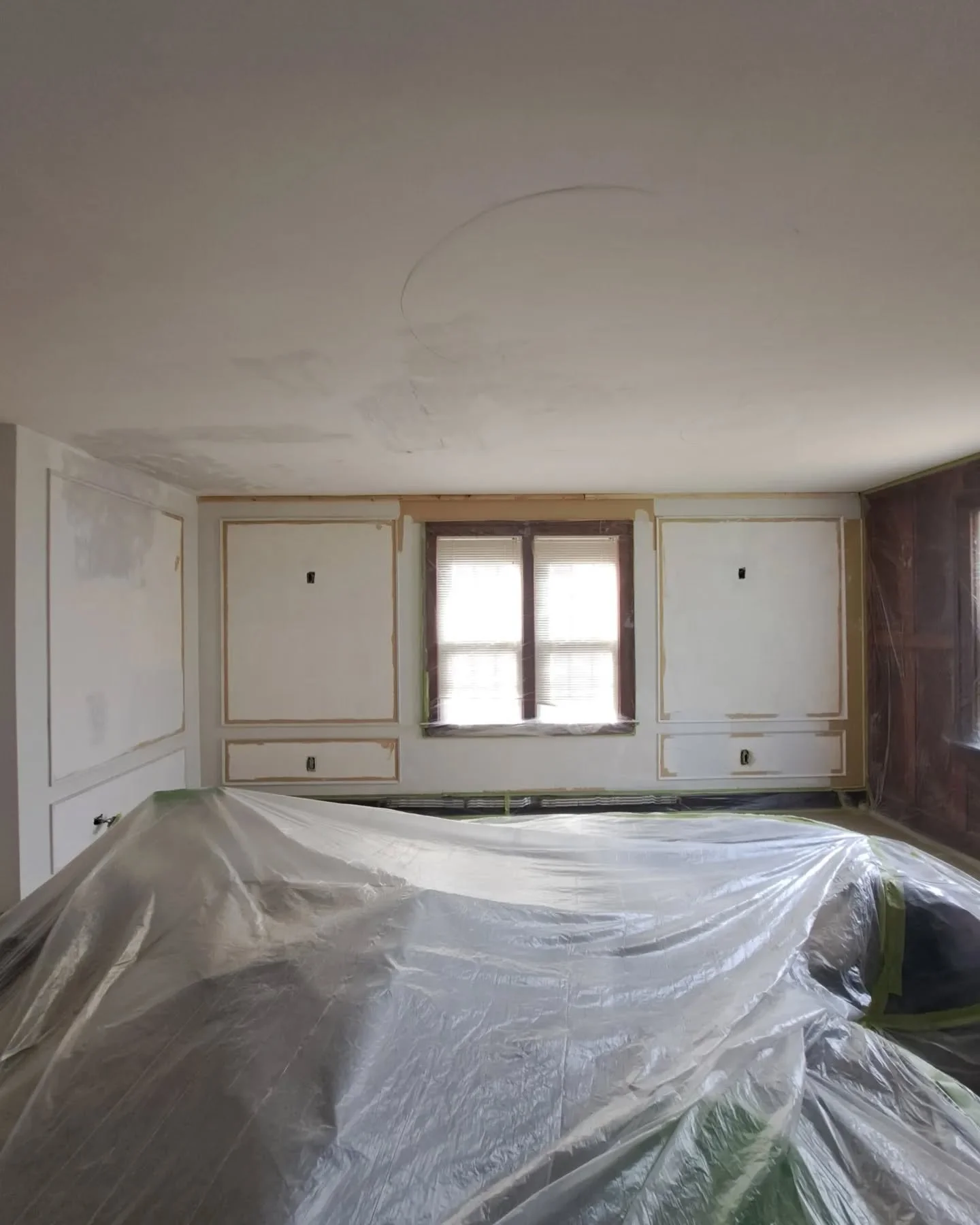 Some progress on a new project! Crown moulding to be installed soon, picture frame mouldings are going gold, and more rooms in the house are getting some love! 
#paintinghouses #painteranddecorator #paintlife #interiorpaint #interiordesign