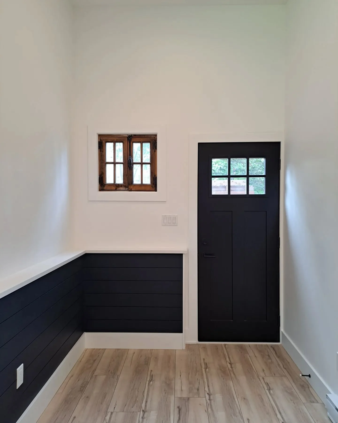 A little varnish, some trim, and a few walls, just like that, another project complete! 
#interiorpaint #interiordesign #paintlife #paintingcompany #painteranddecorator