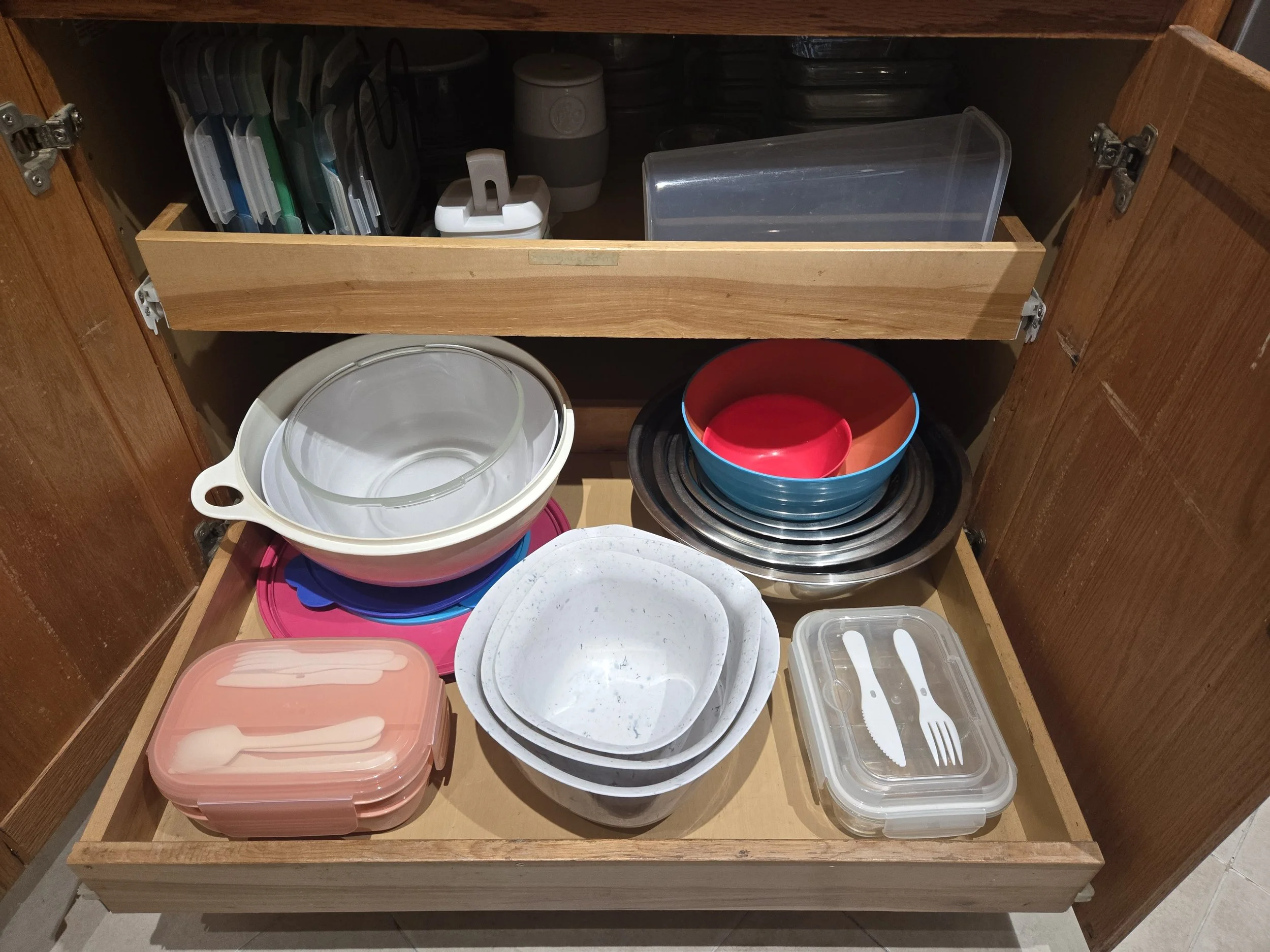 Photo of bowls on a kitchen shelf that are easy to see and easy to put away.