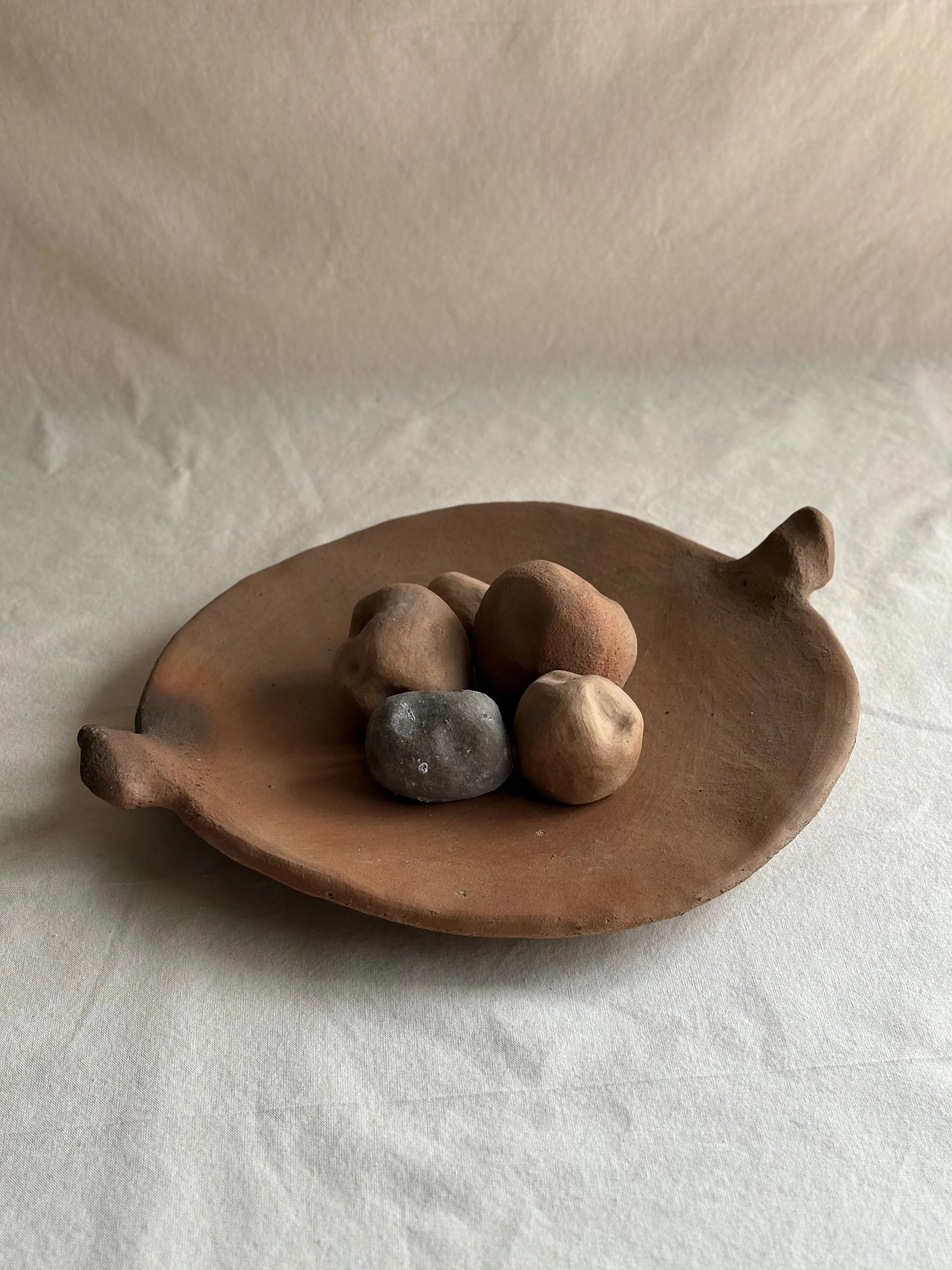 Comal con piedras de barro