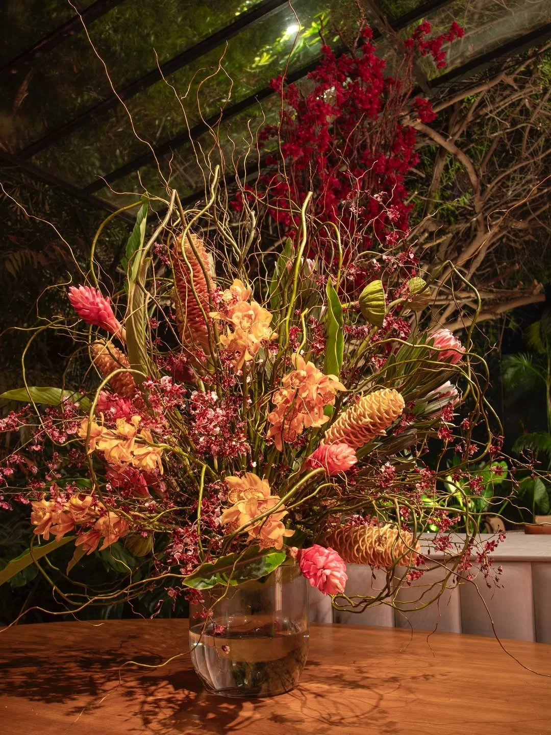 As flores coloridas têm o poder de transformar qualquer festa em um cenário vivo e pulsante. Cad-3.jpg