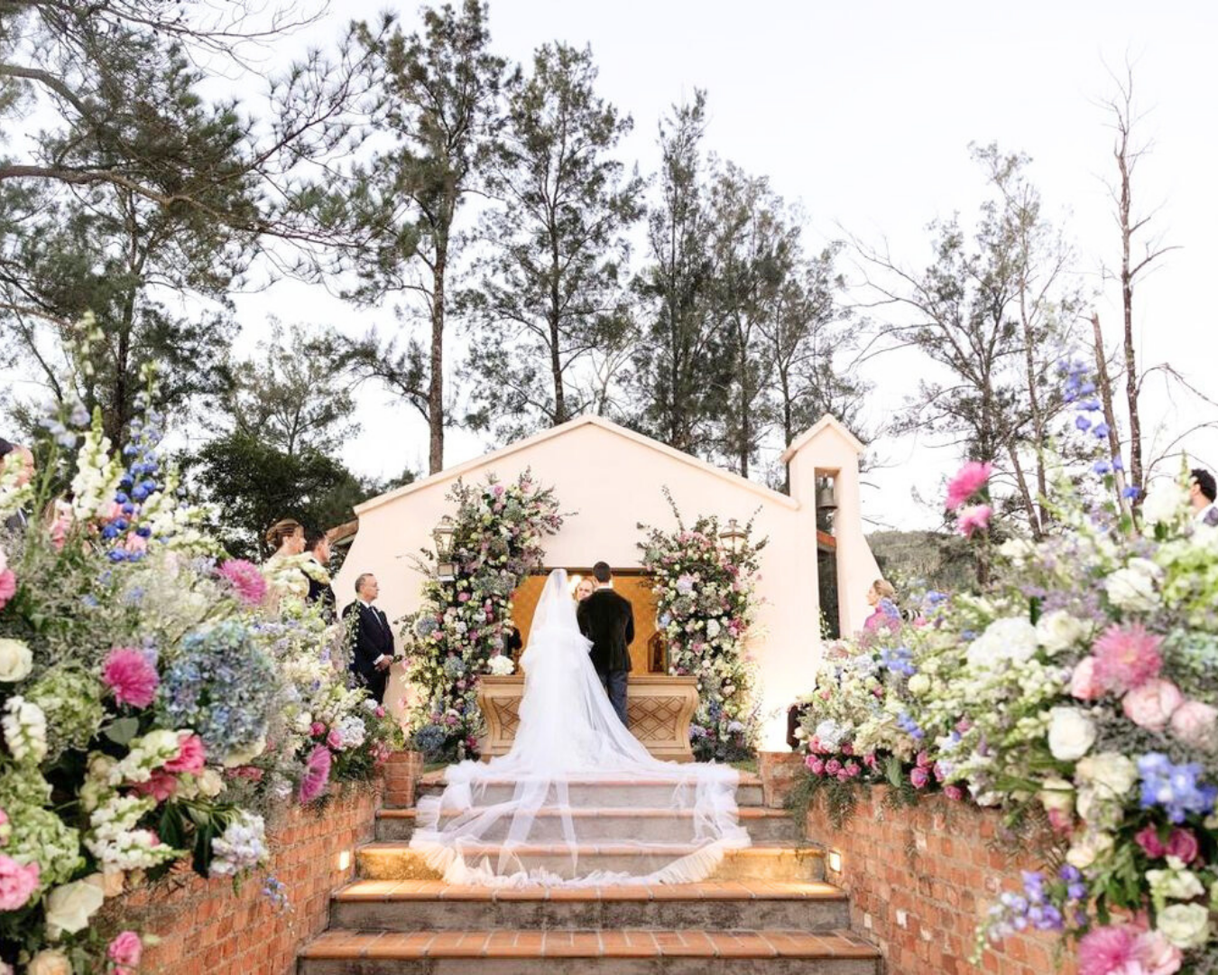 Entre flores e paisagem: o casamento de Giovanna Lancellotti e Gabriel David