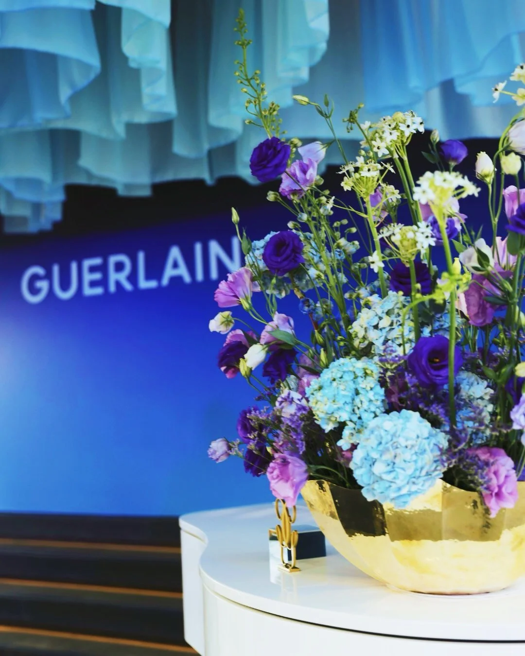 A hora azul em movimento: L’Heure Bleue, de GUERLAIN, ganha atmosfera no JK Iguatemi