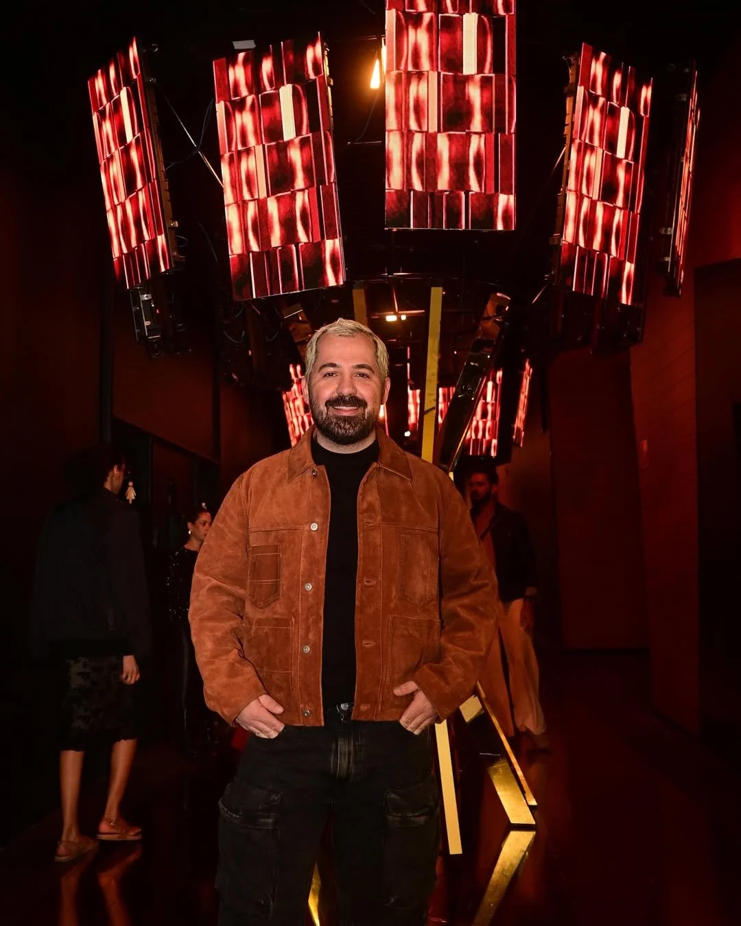 Aumente o som.Porque quem fala agora… é o coração.“Eu sou brega, sou espetáculo,e faço dos meus .jpg