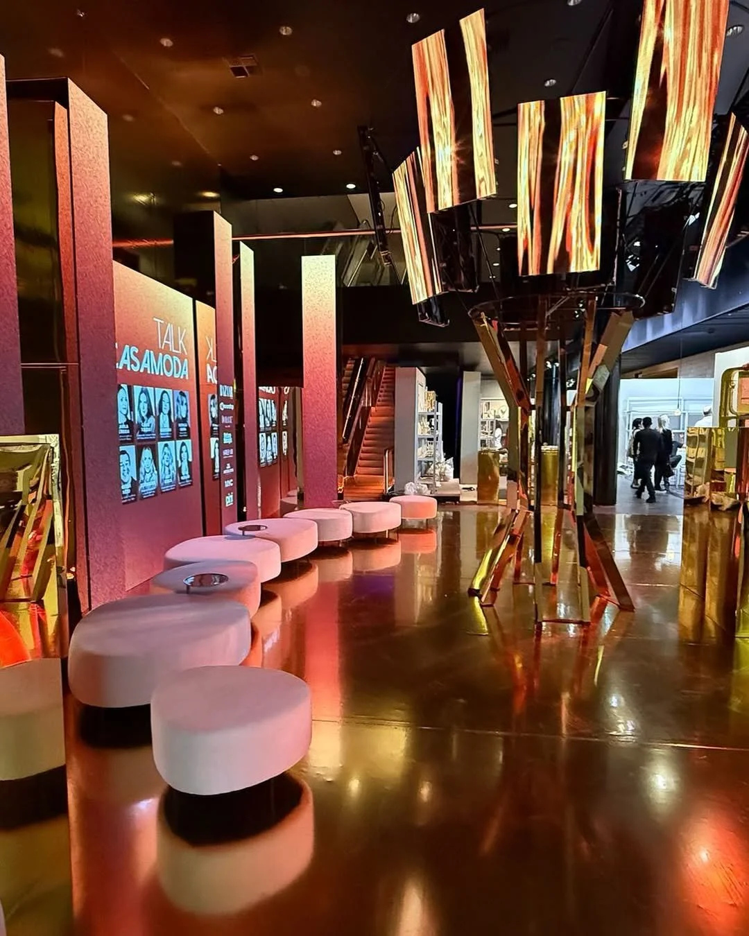 Aqui no @salaocasamoda minha criação foi totalmente imersa na criação de um ambiente onde tecnol.jpg