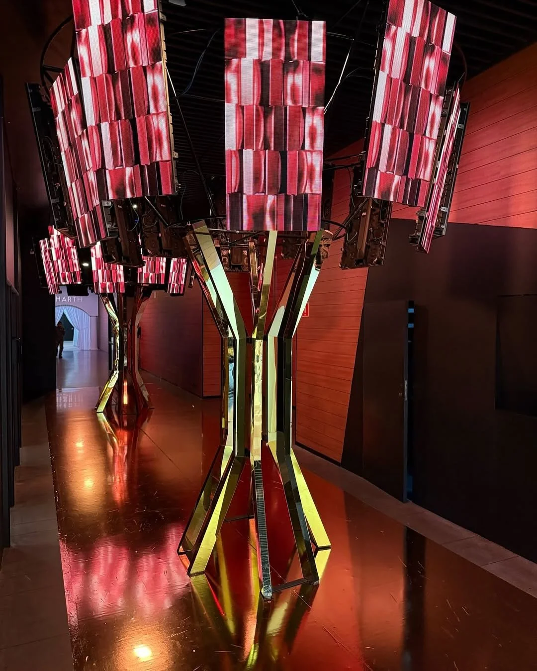 Aqui no @salaocasamoda minha criação foi totalmente imersa na criação de um ambiente onde tecnol-3.jpg