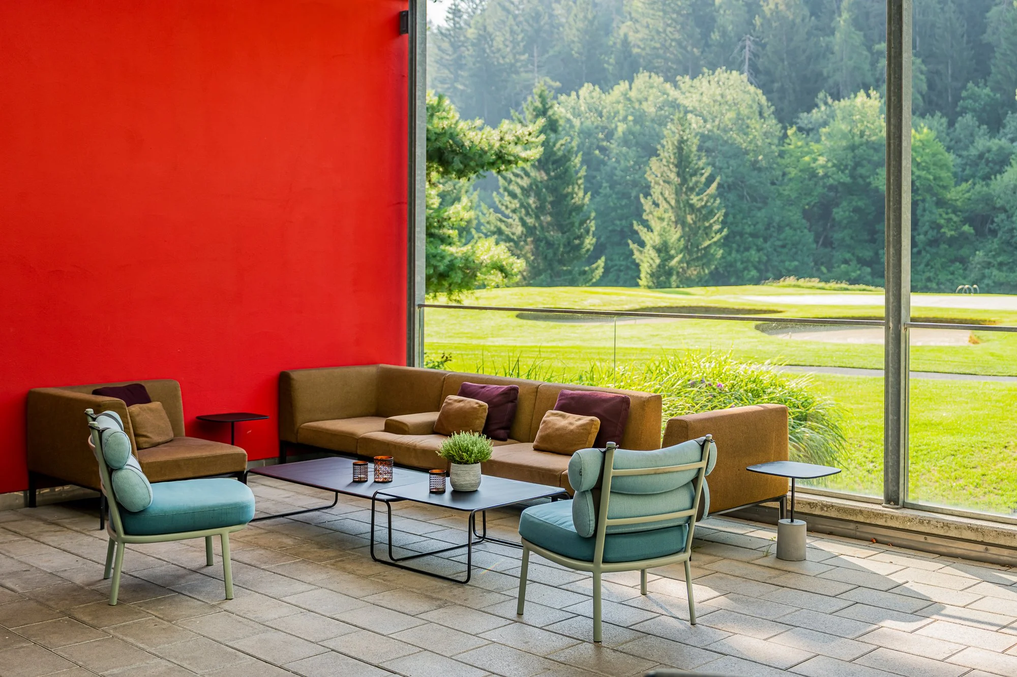 Loungebereich auf der Terrasse des Restaurants
