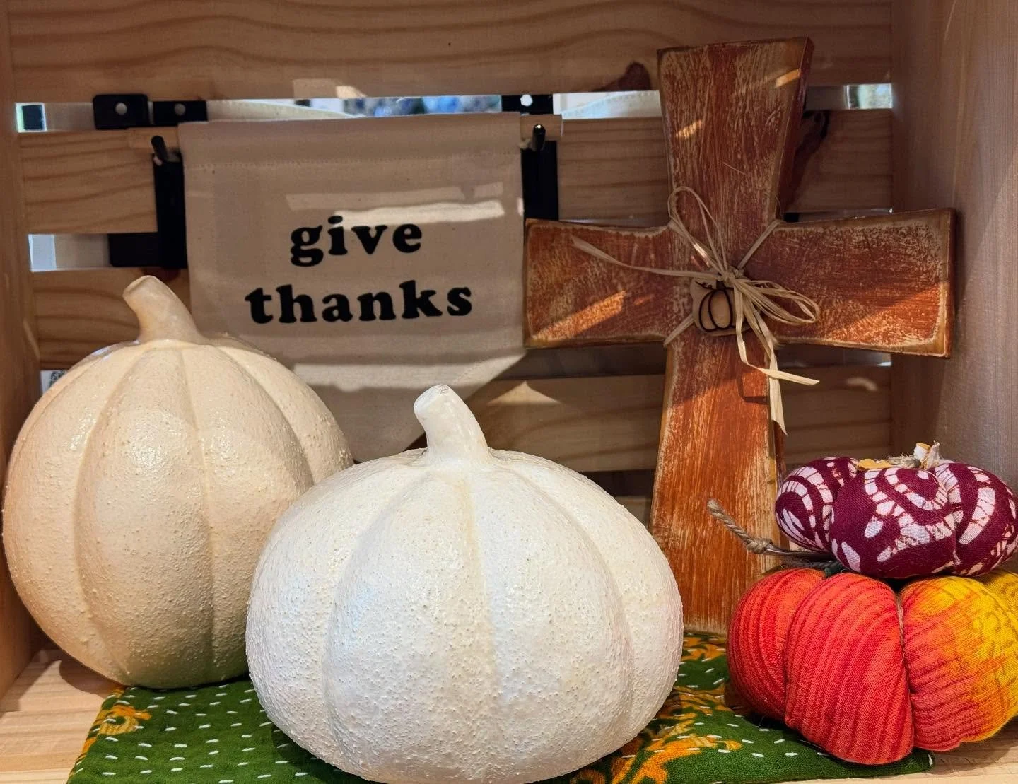 Happy Sunday !! Preparing for Thanksgiving? We still have lots of beautiful and cozy Fall decorations. #fall #tablescape #cozy #fairtrade #shopwithpurpose #yourpurchasematters