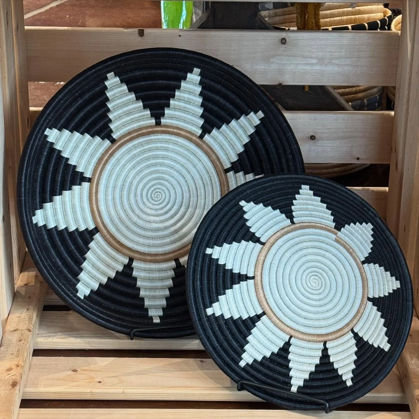 Zuba Bowls, handmade in Rwanda and named after the word for sun, are crafted by skilled artisans. The time required to weave each bowl varies: a small bowl takes 1-2 days, a medium bowl takes 3 days, and a large tray takes 5 days.
#fairtrade #handwov