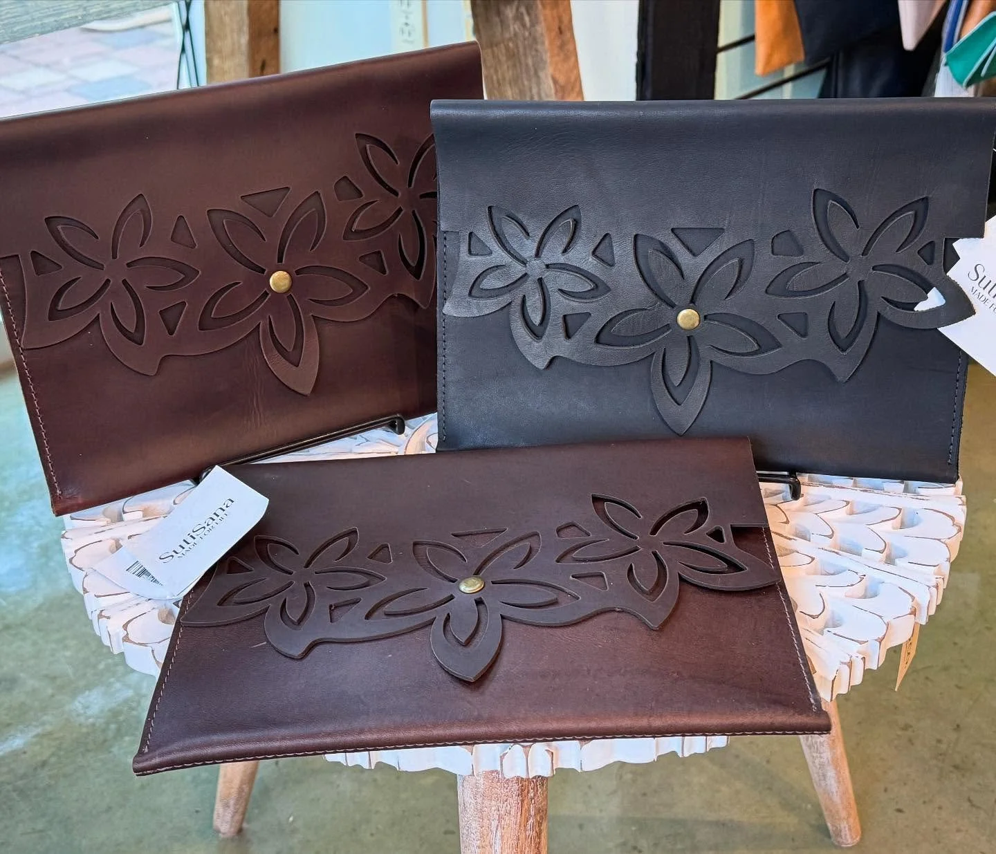 Made in Bolivia, these gorgeous leather clutches feature a laser cut out of the nard flower. They also have a functional hand strap on the back, making it both elegant and practical for any outfit or occasion😍 #handmade #leather #bolivia #fairtrade 