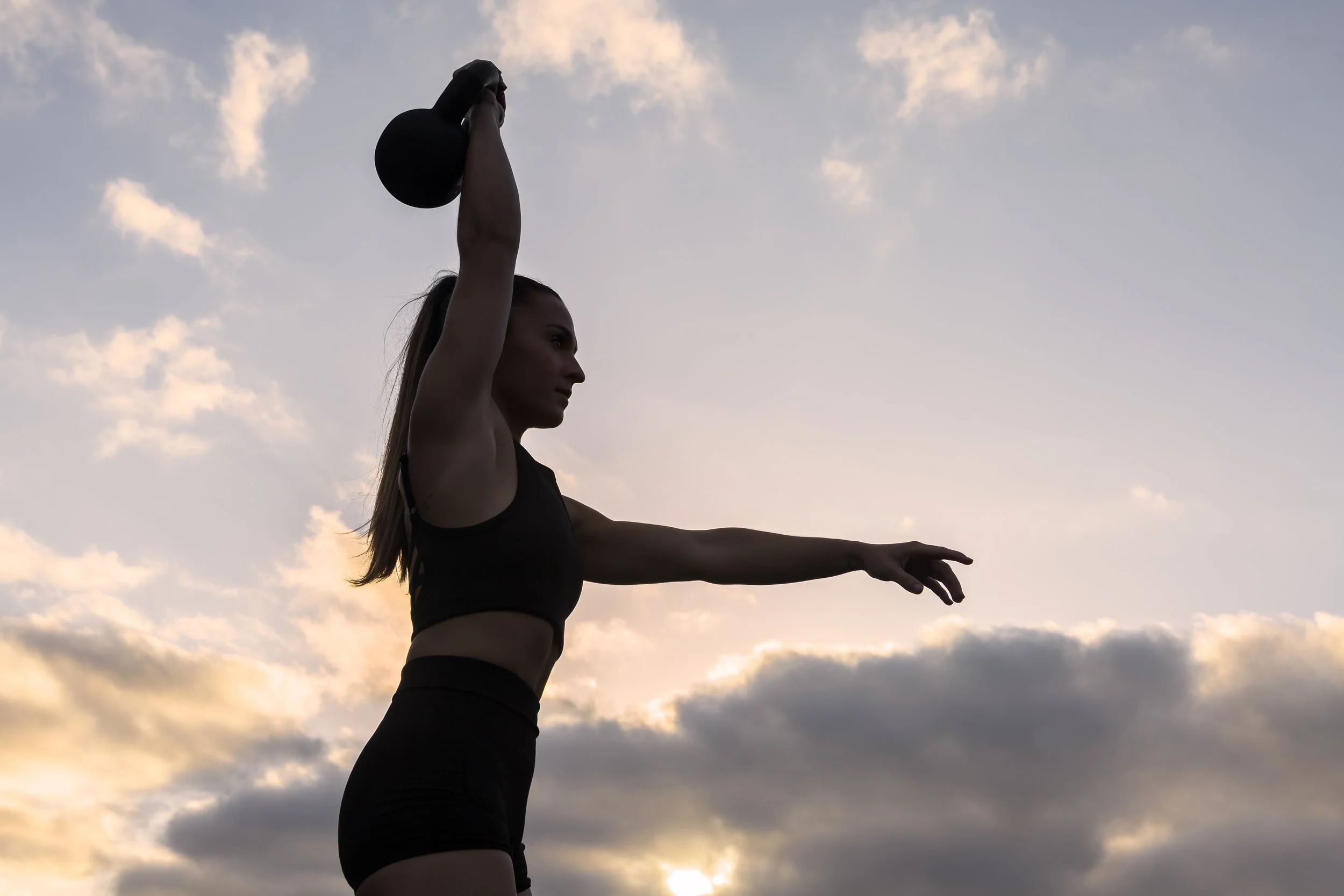 strong-sportswoman-lifting-kettlebell-at-sunrise-2026-01-08-22-26-45-utc.jpg