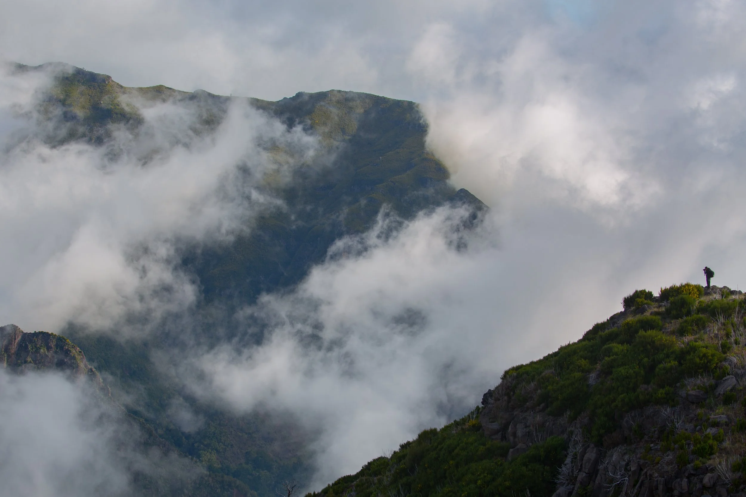 clouds-near-mountain-peaks-2026-03-25-02-44-40-utc.jpg