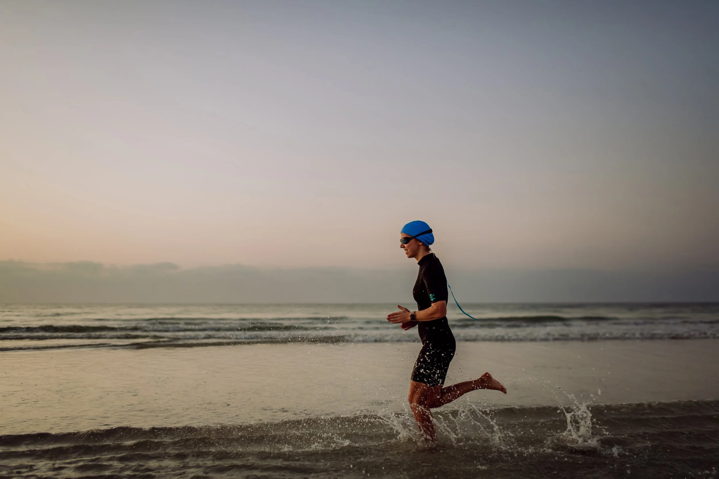 side-view-of-young-woman-in-neoprene-running-in-th-2026-01-05-06-34-13-utc.jpg