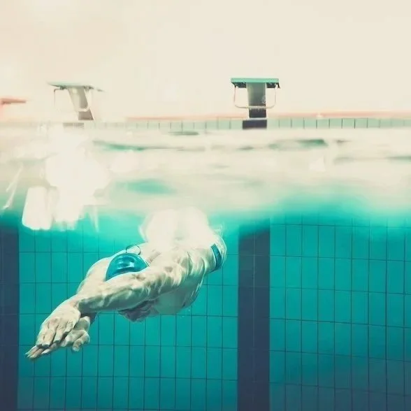swimmer-under-water-in-swimming-pool-2026-03-09-08-43-00-utc.jpg