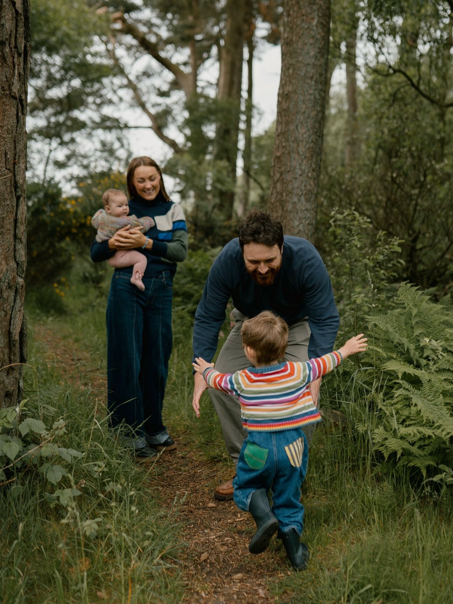 This whole shoot felt like a warm hug, the smiliest family and a true joy to photograph. We spent some time at one of my favourite places in Kinross to go with the kids and had a blast throwing sticks in the water, climbing trees and running around t