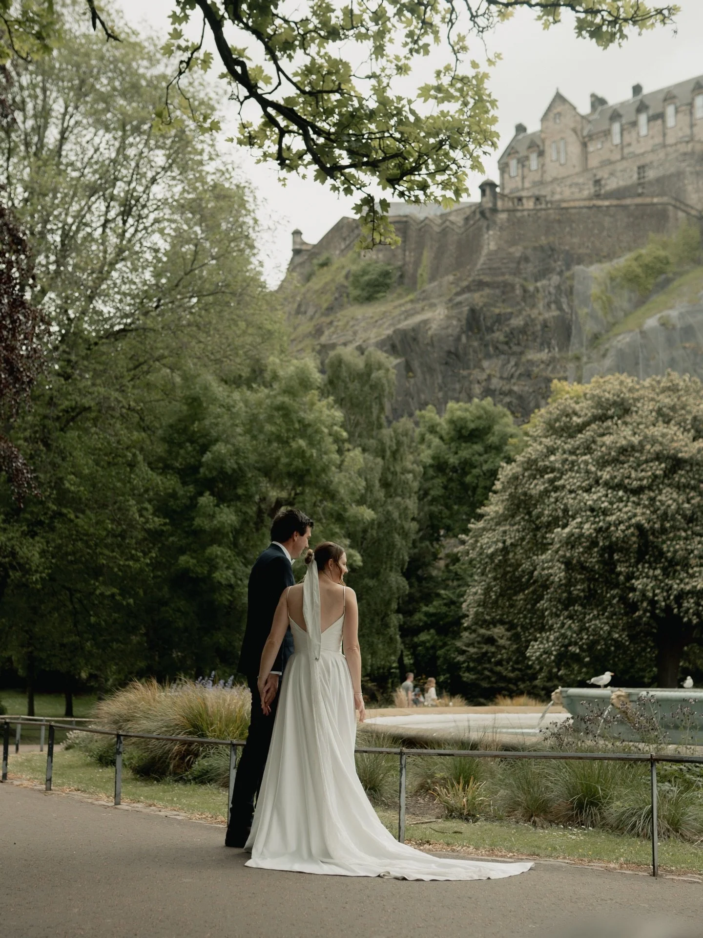 This spot in Edinburgh&rsquo;s Princes gardens is VERY photogenic for a little wedding or elopement photoshoot 🫶🏻

🔑
Edinburgh elopement photographer, natural wedding photographer Scotland, Edinburgh wedding photographer