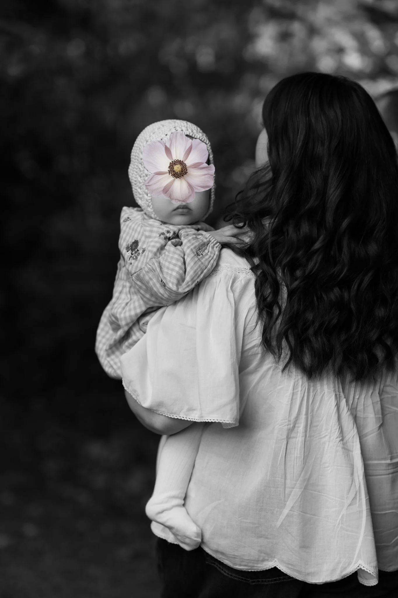 natural family photo of mum and baby girl in Falkland, fife, Scotland
