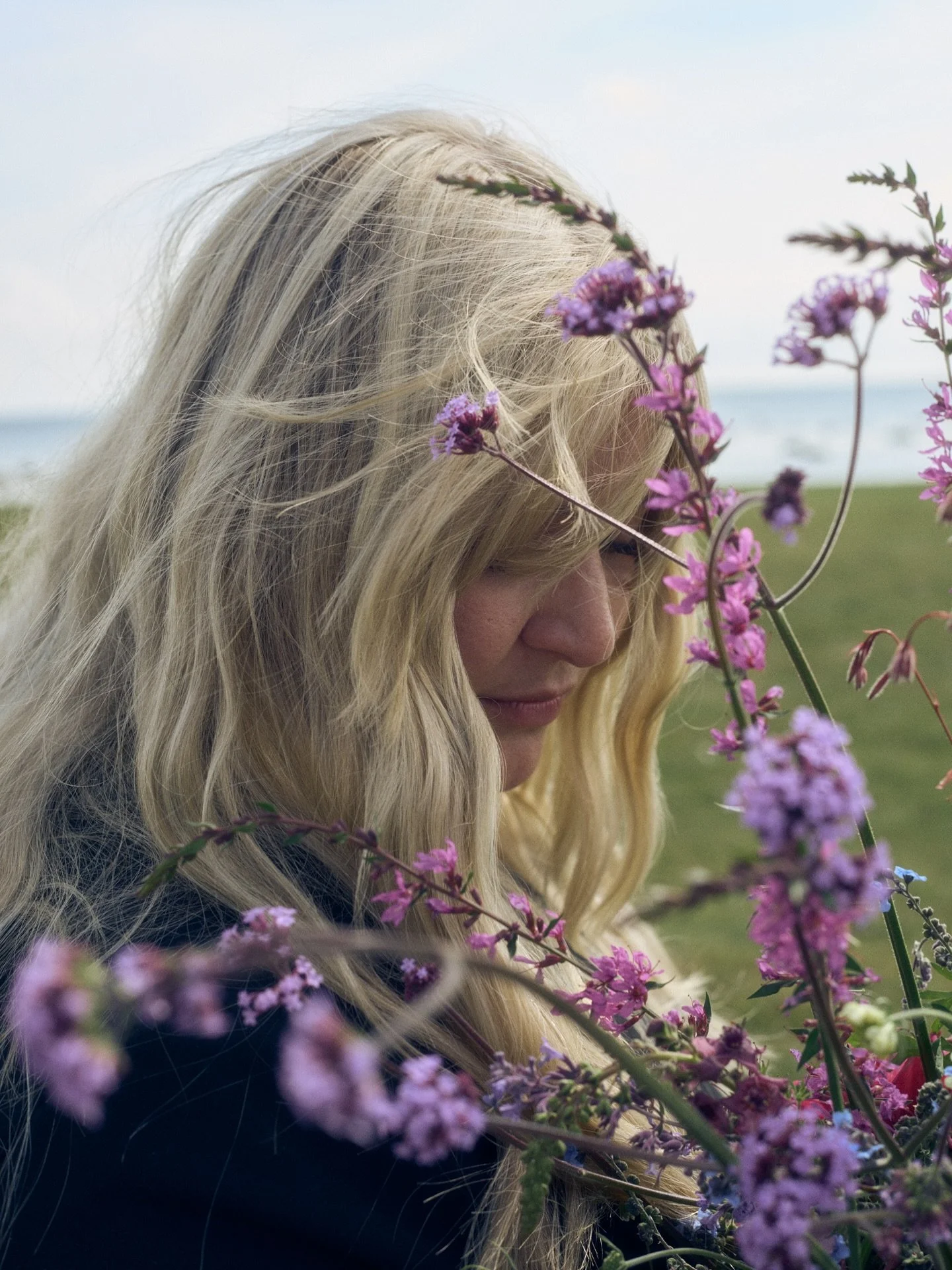 Thank you for listening to honey rose 🤍 and thank you to the amazing people who did this with me!!

credits:

songwriter: @__ivybae__ 
producers: @__ivybae__ and @lisaonthewww 
drums: @nilsaurell 
mix: @emilsounds 
master: @niklasbryngelsson 
photo: