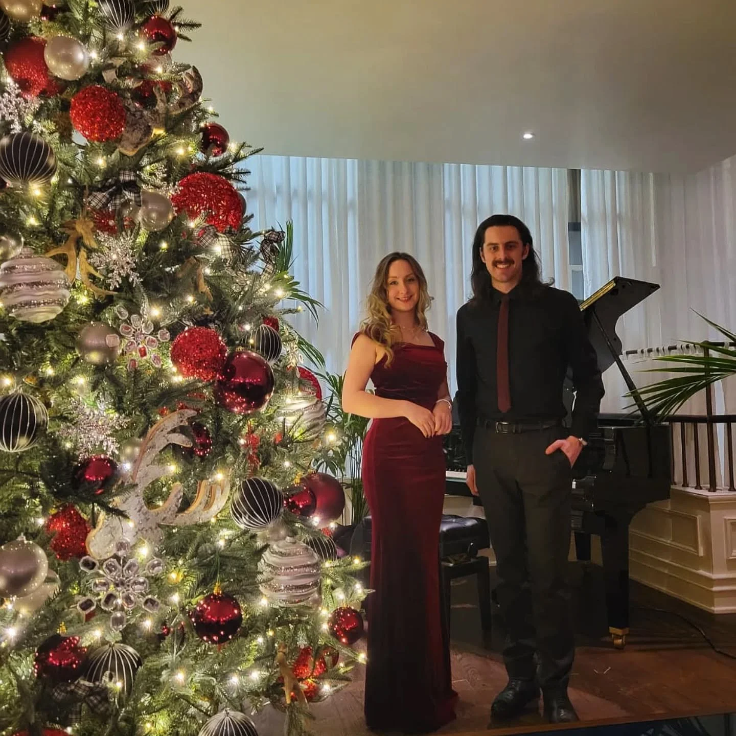 Such a lovely evening at @lepetitbeefbar_edinburgh last night 🎄✨️🎶

And tonight you can catch us at @thedoctorsbathgate from 5pm! 

See you there ✨️

#livemusic #christmasvibes #festiveseason
#acousticduo #lepetitebeefbar