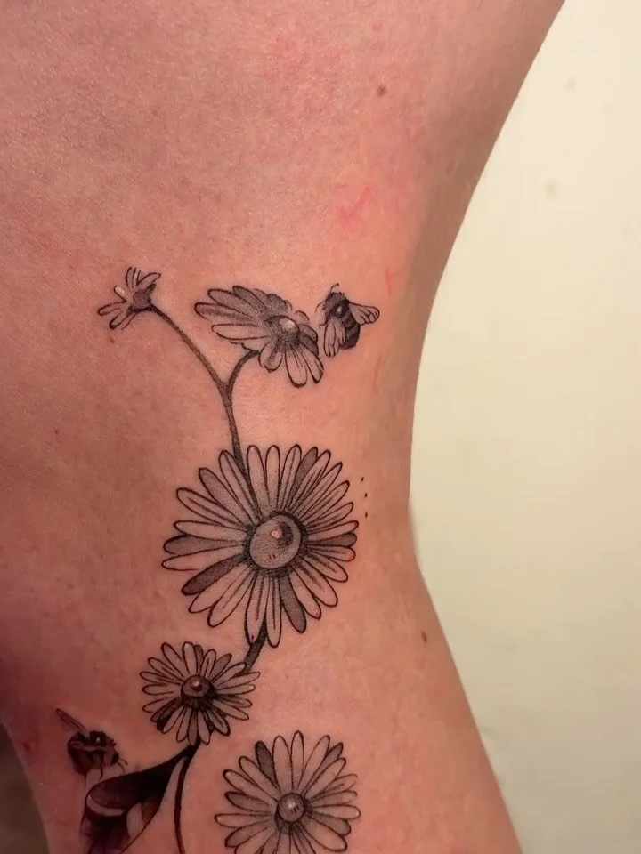 A pair of daisy flowers and bees 🌼🐝

This was a really rewarding tattoo to do, I am so grateful to my client for their patience and grace as we worked on this together!