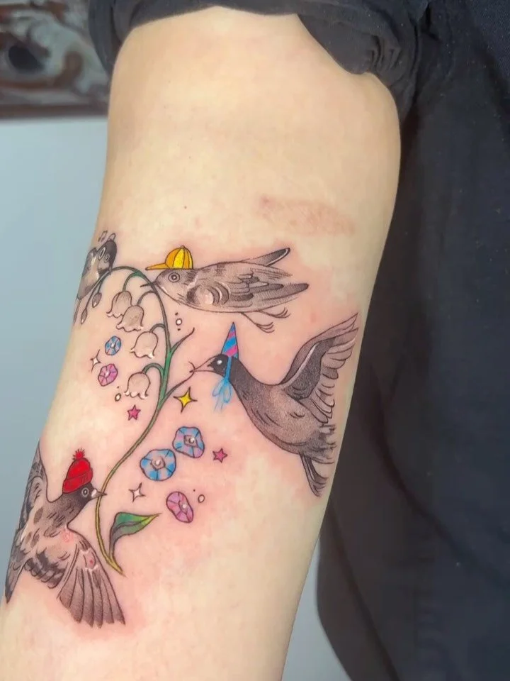 A bird parade which each bird representing a different city my client has called home over the years. With cute hat accessories and meaningful flowers included! ✨🐤💕

Bookings open in NYC for April-May. Link in bio to book and DM for any inquiries.
