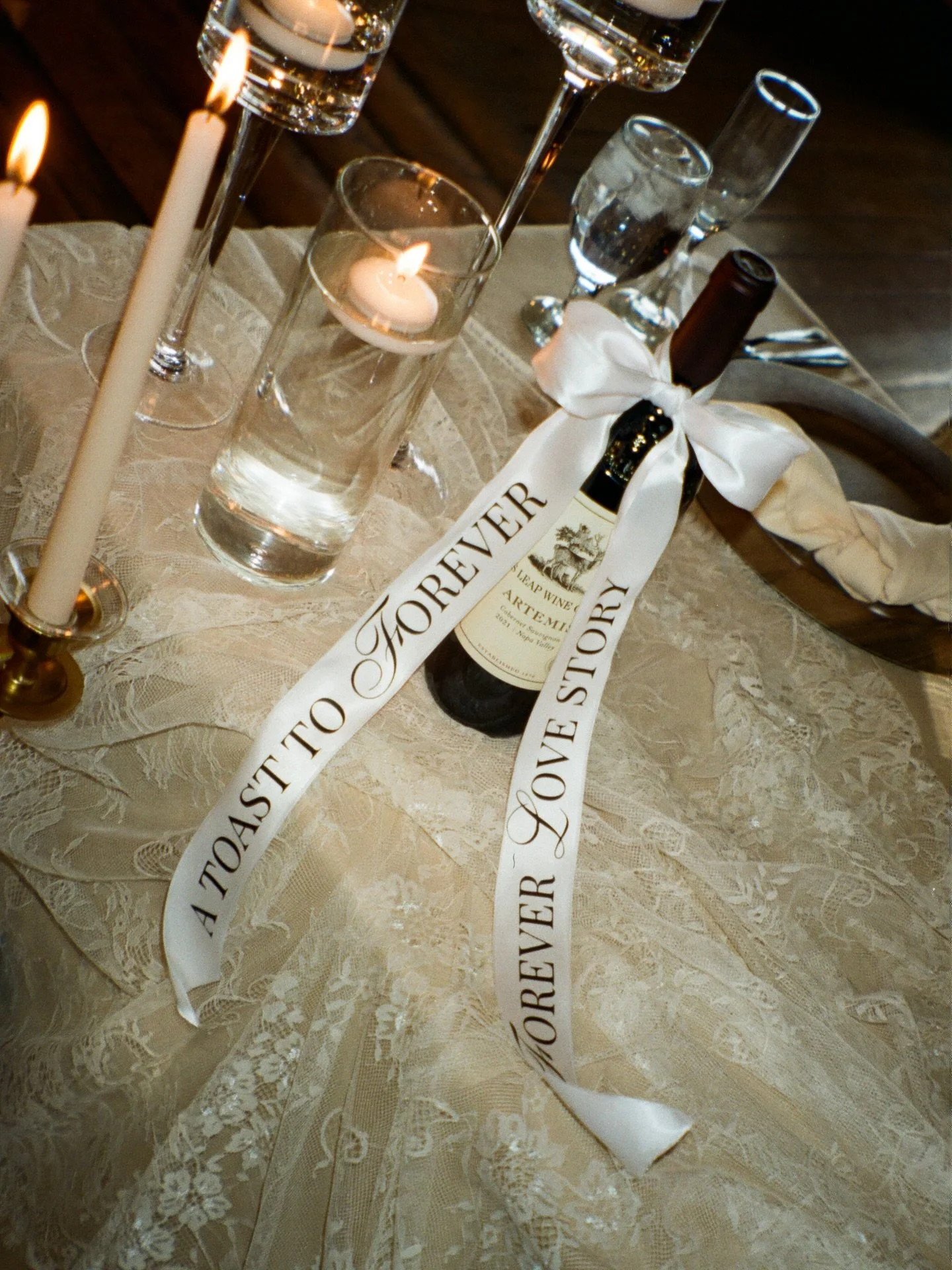 It&rsquo;s the little touches that make everything feel special🤍
Our custom ribbons are one of those little things we&rsquo;ve become known for. It looks so pretty on champagne bottles, wine bottles, or even tied onto a glass on your champagne tower