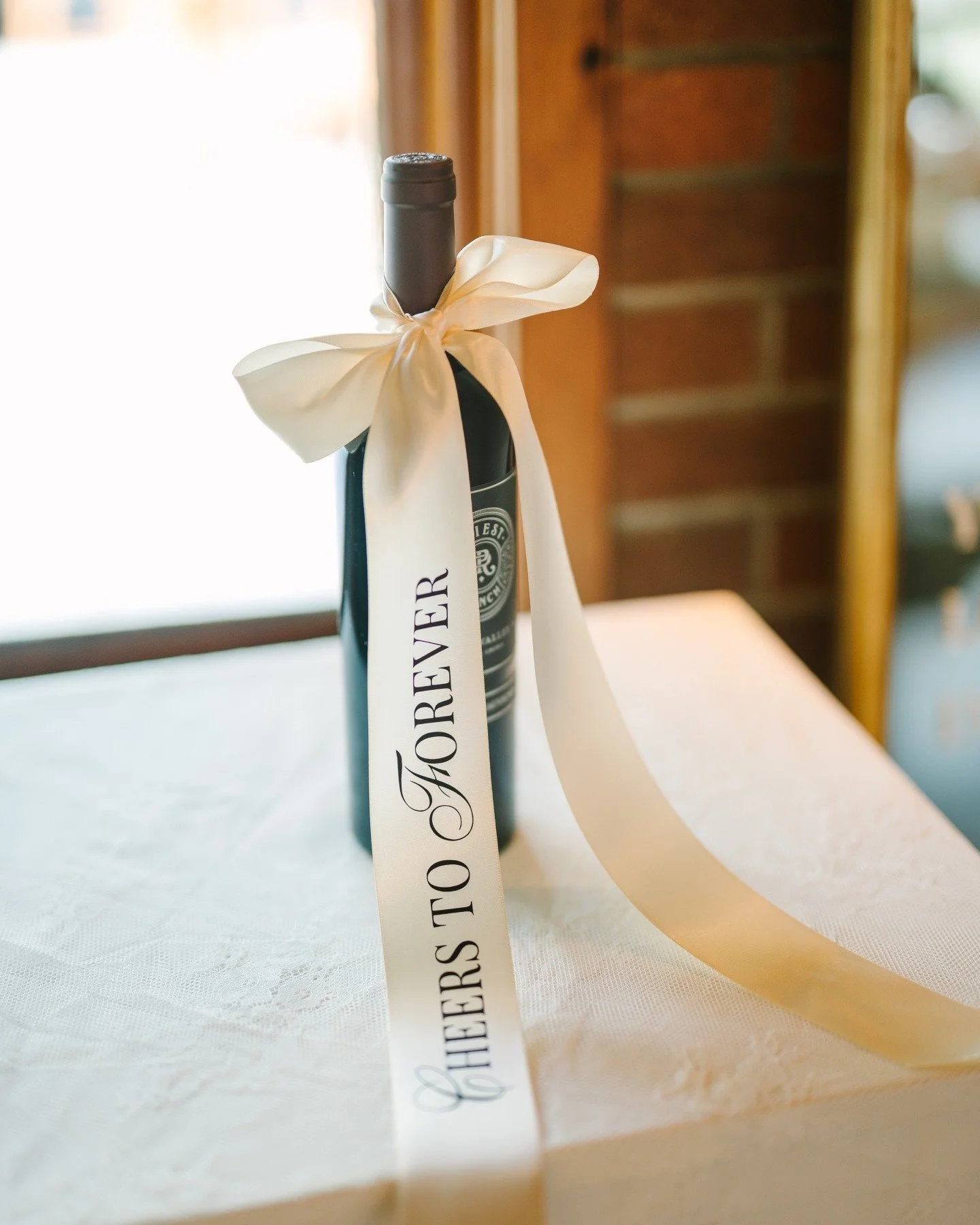 It&rsquo;s the small details that we love🤍

A simple ribbon, a meaningful message, and it quickly becomes part of the moment. &ldquo;Cheers to forever&rdquo; is perfect for a champagne bottle, tied around the stem of a champagne tower, or wrapped ar