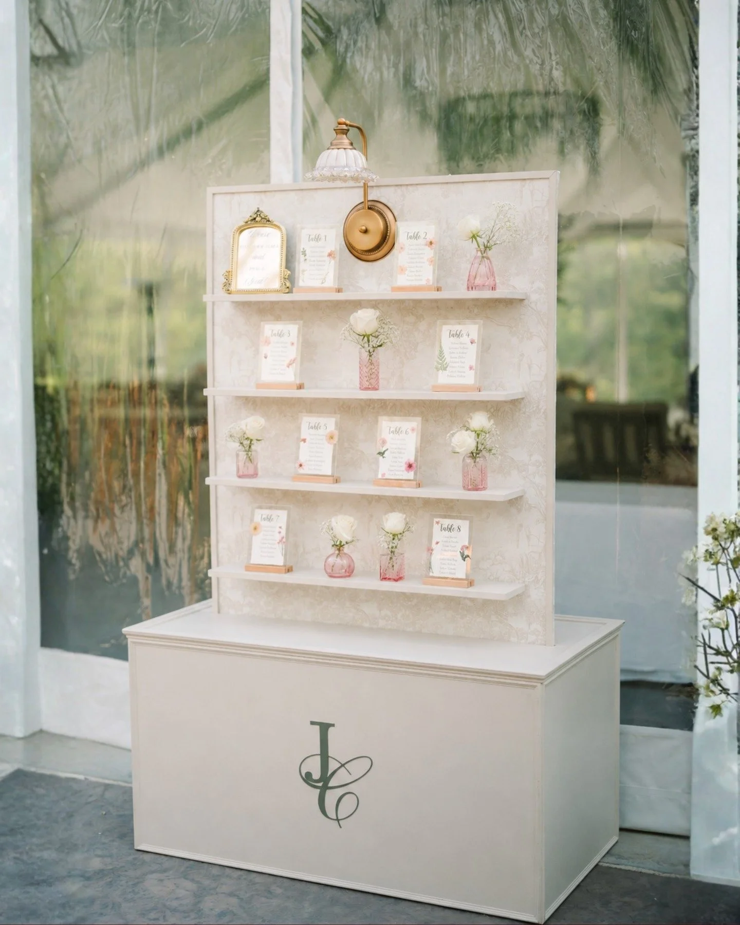A seating wall that&rsquo;s both beautiful and functional🌸

Each table sign is customized with your table names, wildflowers, and your monogram, with bud vases styled throughout for an elegant, romantic look.

It&rsquo;s a timeless piece that not on