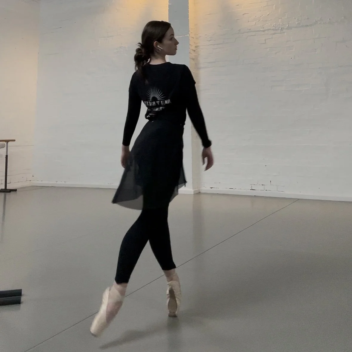 Adult ballet dancer training en pointe with Ballet IQ