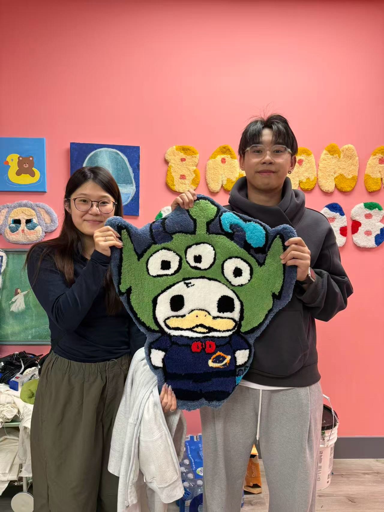 It&rsquo;s the holiday season 🎄✨
Come by and book a tufting session with friends and family! We&rsquo;re open every day and also offer decoden and fluid bear workshops too 🧸🎨
The creativity is truly endless&mdash;make memories and take home someth