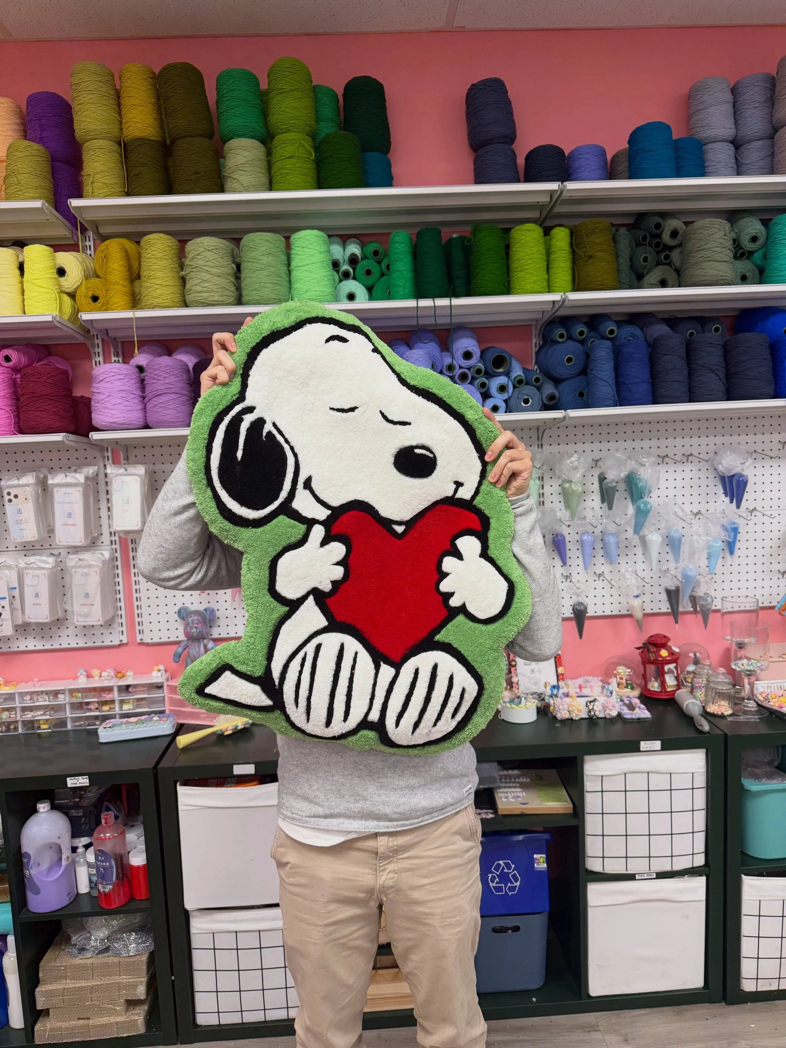 Another classic Snoopy! 🐾✨

One of the things we love most about the studio is seeing all the amazing tufting creations that come to life every single day. From tigers 🐅 to camping scenes 🏕️, soccer crests ⚽, F1 logos 🏎️, florals 🌸, fruits 🍓, c