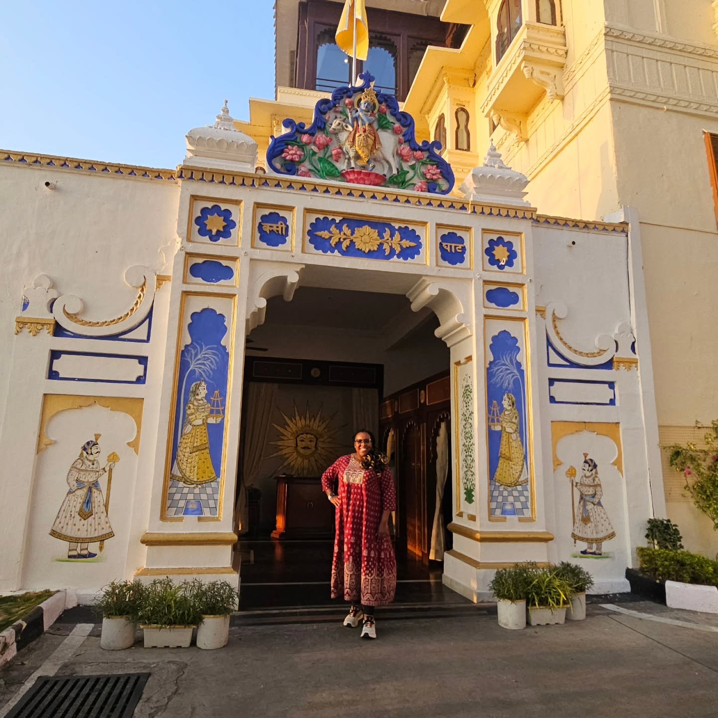 Last month I had the most amazing adventure in Udaipur, the "City of Lakes".

From my incredible stay at @taj.fatehprakashpalace, dinner with @sugan8897 , touring the beautiful City Palace of the Mewar Kingdom,  learning about the delicate 