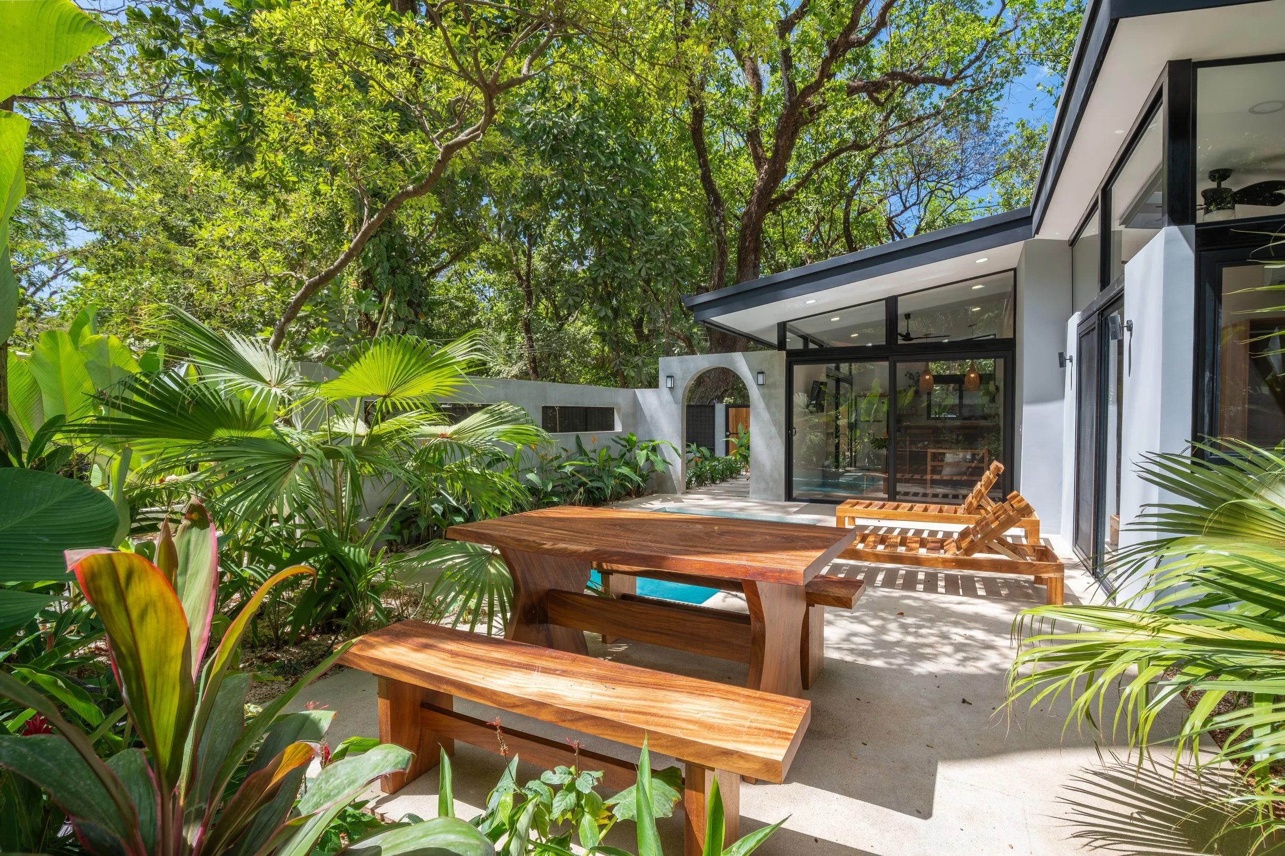 outdoor dining and pool area