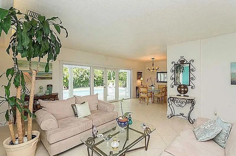 Living Room Before.jpg