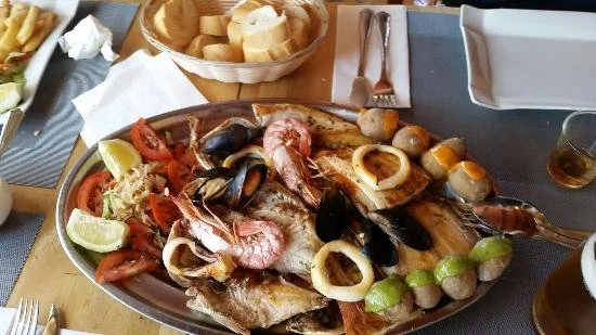 Cena de pescado fresco en Santorini Fish Tanger