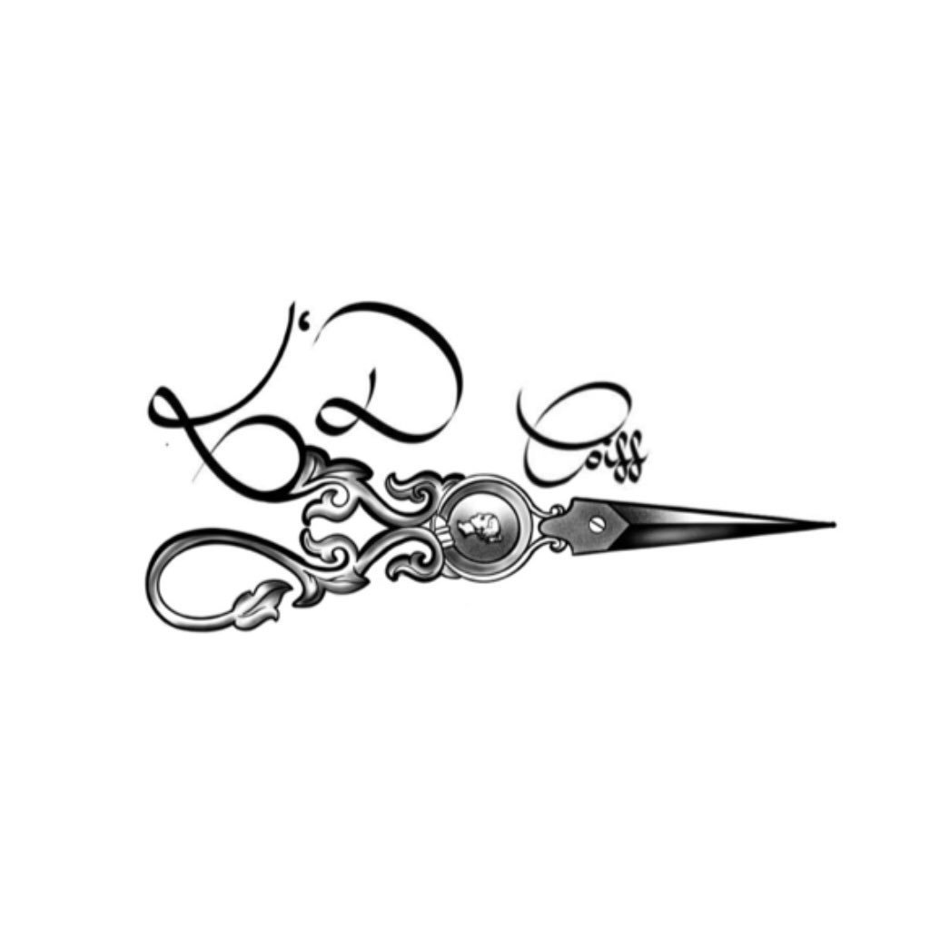Un design de tatouage en noir et blanc représentant des ciseaux à broderie stylisés avec une aiguille, accompagnés du texte 'Bad Girl' dans une police cursive.