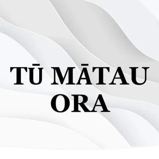 Text that reads 'TÙ MẬTAU ORA' against a white and gray abstract background.