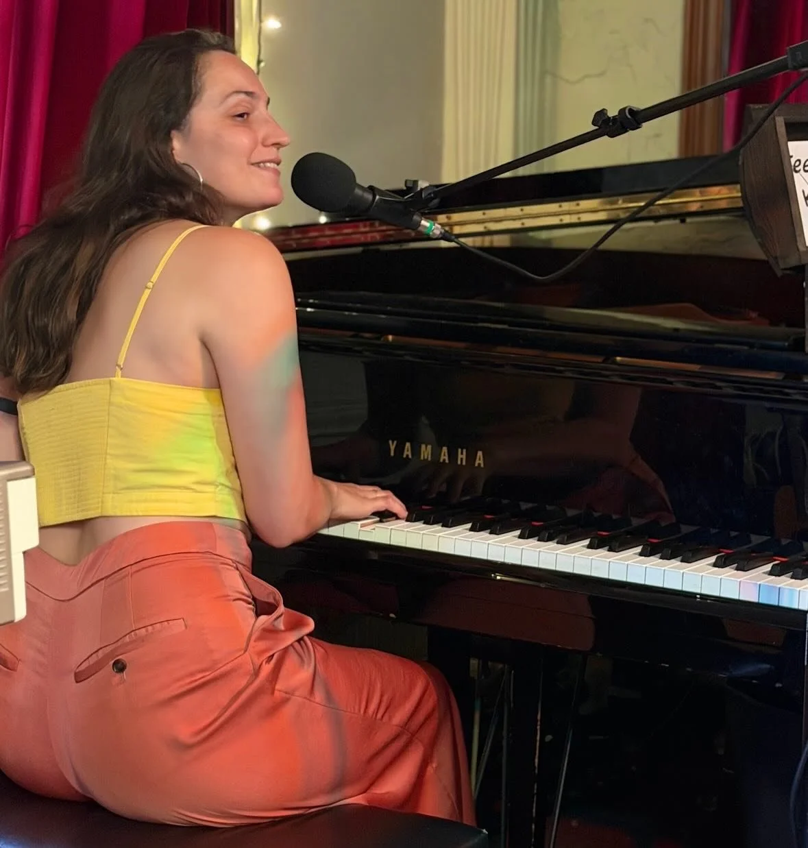 Sold out show, new friends. 🥰🍑 What more could you ask for! 

It was an honor to share the room with @sarahmacsongs 
@stopthedramamama 

What lyricism! What passion!! 

Huge thank you to @wearesongbirdcollective, @49west_winebar_gallery, @saracathe